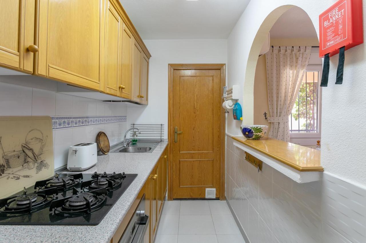 Heads 2 Holiday Homes Apartment Villamartin  Bagian luar foto