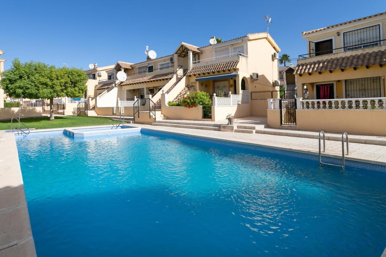 Heads 2 Holiday Homes Apartment Villamartin  Bagian luar foto