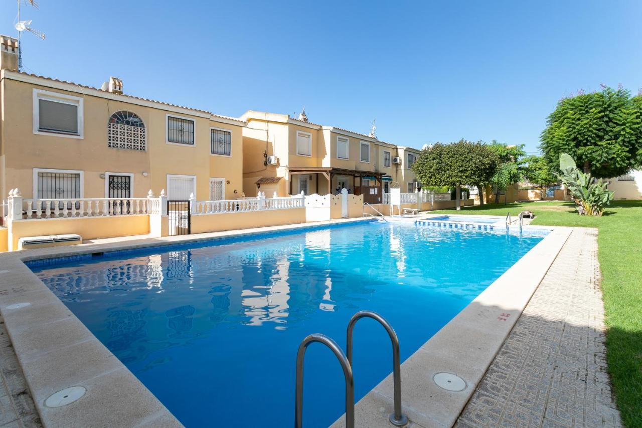 Heads 2 Holiday Homes Apartment Villamartin  Bagian luar foto
